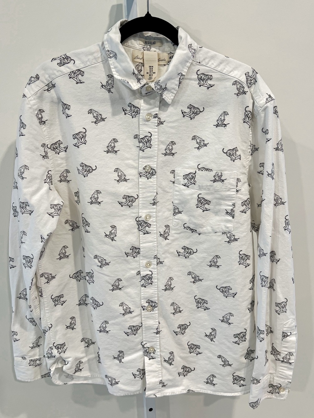 H&M White Black Tigers Riding Skateboards Printed Button Down Shirt Mens Medium
